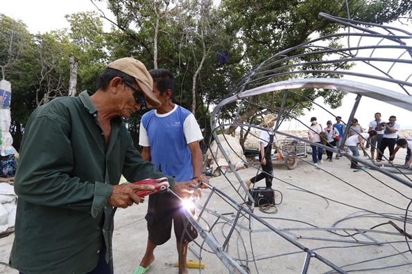 Hàng[-]trăm[-]người[-]xắn[-]tay[-]áo[-]làm[-]sạch[-]đảo[-]Thạnh[-]An